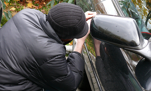 Warto pamiętać o kilku zasadach, by uniknąć kradzieży lub włamania do samochodu
