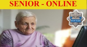 Starsza kobieta siedząca przed komputerem