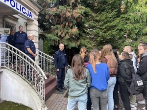 Komendant Powiatowy Policji w Trzebnicy wita przed budynkiem komisariatu przybyłych na dzień otwarty gości.