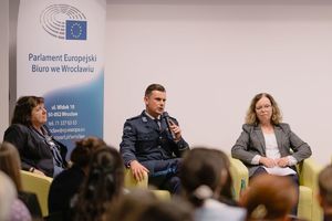 Policyjny ekspert na debacie w Przedstawicielstwie Regionalnym Komisji Europejskiej we Wrocławiu dotyczącej handlu ludźmi