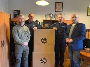 Uroczyste przekazanie urządzenia wielofunkcyjnego dla funkcjonariuszy z Komisariatu Policji w Obornikach Śląskich