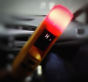 Urządzenie do badania stanu trzeźwości kierujących. Urządzenie świeci się na kolor czerwony.