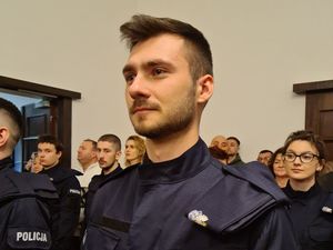 Uroczyste ślubowanie nowo przyjętego policjanta trzebnickiej komendy