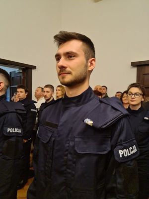 Nowy Policjant stoi w mundurze służbowym do ślubowania