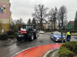 jadące traktory na ulicy