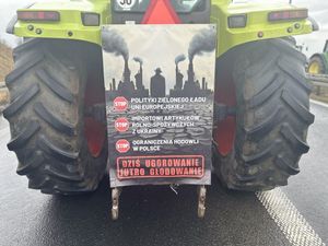 na zdjęciu widać traktor z bilbordem 
STOP Polityki Zielonego Ładu Unii Europejskiej 
STOP Importowi artykułów rolno-spożywczych z Ukrainy 
STOP Ograniczenie Hodowli w Polsce
DZIŚ OGOROWANIE JUTRO GŁODOWANIE