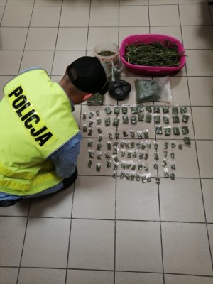 Na zdjęciu znajduje się funkcjonariusz dokonujący analizy ujawnionych narkotyków