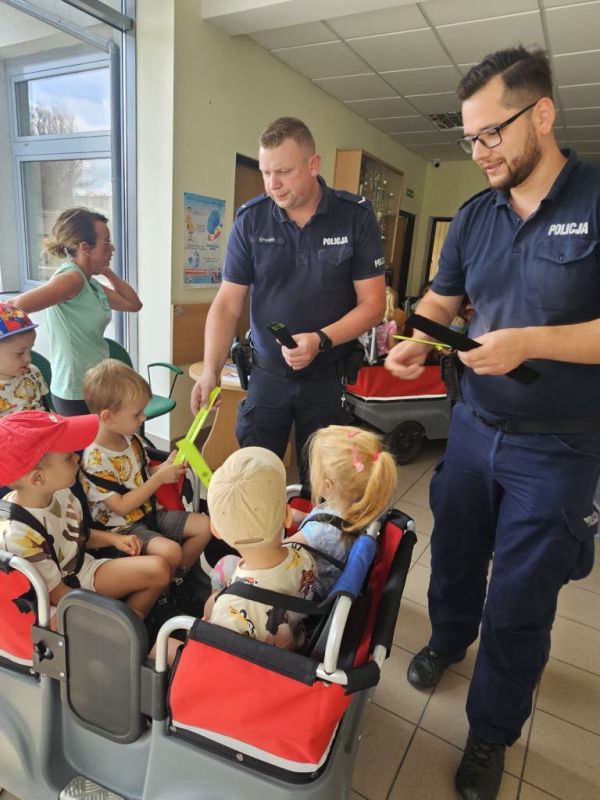 Dzieci z Gminnego Żłobka odwiedziły Komisariat Policji w Żmigrodzie