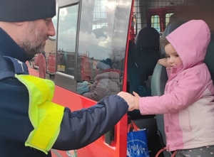 KOLEJNE DNI DZIAŁAŃ DOLNOŚLĄSKICH POLICJANTÓW W STREFIE PRZYGRANICZNEJ. NIESIENIE POMOCY POTRZEBUJĄCYM TO NASZ PRIORYTET