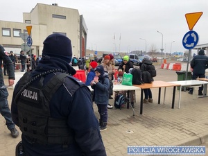 POLICJANCI WCIĄŻ POMAGAJĄ W REJONIE PRZYGRANICZNYM. NIEJEDNOKROTNIE SPOTYKAJĄ SYTUACJE WYMAGAJĄCE OD NICH NIECODZIENNEJ DECYZJI...