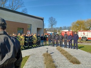 POLICJANCI UCZESTNICZYLI W WARSZTATACH ZORGANIZOWANYCH PRZEZ STRAŻAKÓW