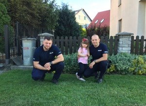 NIKT NIE ZAUWAŻYŁ, ŻE DZIECKO WYSZŁO Z DOMU. Z POMOCĄ RUSZYLI POLICJANCI