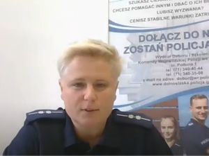 Zdjęcie przedstawia policjantkę która przeprowadzała spotkanie online