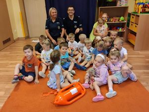 Policjanci z grupą przedszkolaków