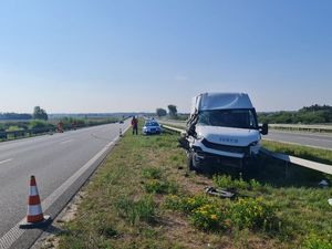 Zdarzenie drogowe S5 samochód koloru białego biorący udział w zdarzeniu drogowym z uszkodzonym przodem