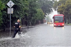 POLICJANCI POMAGAJĄ MIESZKAŃCOM, KTÓRZY UCIERPIELI W WYNIKU INTENSYWNYCH OPADÓW DESZCZU