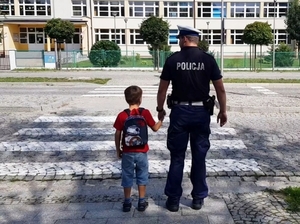 ZA KILKA DNI ZABRZMI W SZKOŁACH PIERWSZY DZWONEK. WARTO JUŻ DZIŚ ZOBACZYĆ, KTÓRĘDY PROWADZI „BEZPIECZNA DROGA DO SZKOŁY”