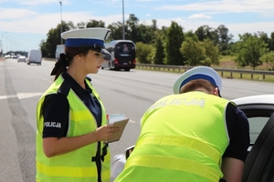 PRZED NAMI OSTATNI WEEKEND WAKACJI. NA DROGACH SPOTKAMY WIĘCEJ POLICJANTÓW, KTÓRZY DBAĆ BĘDĄ O BEZPIECZEŃSTWO W RUCHU, ALE SAMI TEŻ MOŻEMY MIEĆ NA NIE WPŁYW…