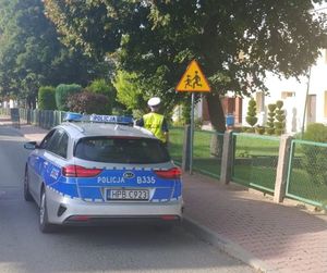 Trzebniccy policjanci sprawdzają oznakowanie przy szkołach