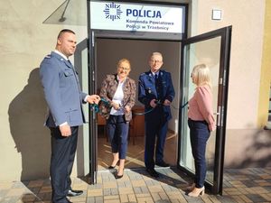 Symboliczne przecięcie wstęgi przez Komendanta Powiatowego Policji w Trzebnicy oraz Wójta Gminy Zawonia Agnieszkę Wersta