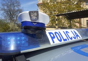 Czapka policjanta ruchu drogowego na radiowozie oznakowanym