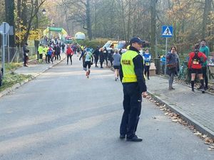 Policjanci zabezpieczali II Półmaraton Kocich Gór w Obornikach Śląskich