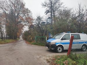 Policyjny radiowóz policyjny zabezpiecza dojazd do stadionu