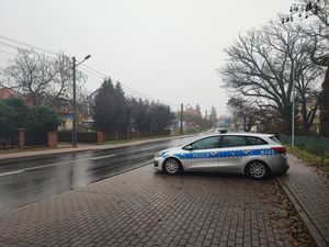 Oznakowany radiowóz zabezpiecza trasę prowadzącą do stadionu