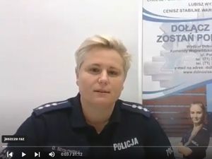 Policjantka prowadząca spotkanie, ubrana w koszulkę polo