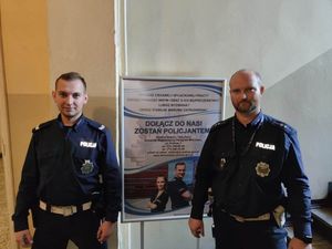 Dwóch policjantów w umundurowaniu służbowym