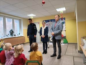 Policjant wspólnie z Panią dyrektor przedszkola oraz Wójtem Gminy Wisznia Mała