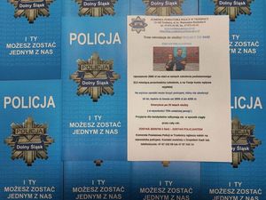 Ulotki na których jest umieszczony napis Zostań jednym z nas oraz ulotka na której zawarte są informacje dotyczące rekturacji