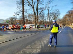 Policjant zabezpieczający bieg