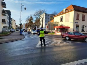 Policjant zabezpieczający bieg