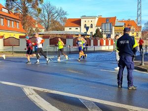 Policjant zabezpieczający bieg