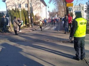 Policjant zabezpieczający bieg