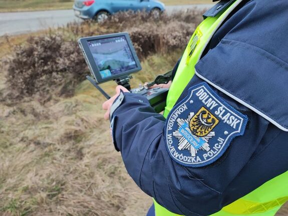 Policjant obsługujący drona