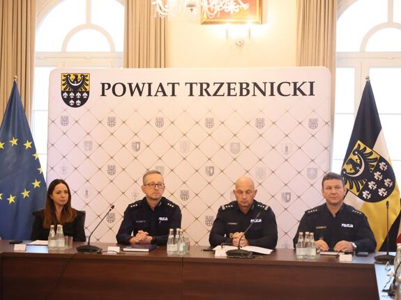 Komendant Wojewódzki Policji we Wrocławiu siedzi przy stole wraz z Komendantem Powiatowy Policji w Trzebnicy, zastępca oraz Pania Starostą Powiatu trzebnickiego