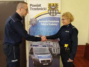 Komendant Powiatowy Policji w Trzebnicy komisarz Grzegorz Maciąg uścisnął dłoń policjantce oraz złożył gratulacje. Wszystko odbywa się w budynku komendy.