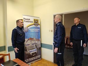 Naczelnik Wydziału Prewencji składa meldunek Komendantowi Powiatowemu Policji w Trzebnicy za nim stoi I Zastępca Komendanta Powiatowego Policji w Trzebnicy