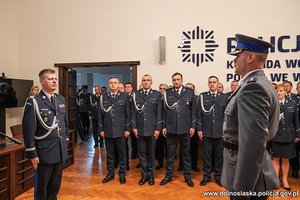 Dowódca uroczystości składa meldunek Komendantowi Wojewódzkiemu Policji we Wrocławiu, którym jest nadinspektor Dariusz Wesołowski. W tle widać funkcjonariuszy Policji. Wszyscy są ubrani w mundury wyjściowe nowego wzoru.