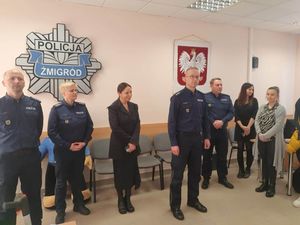 Komendant Powiatowy Policji w Trzebnicy wygłasza przemówienie obok stoi komendant komisariatu, starosta powiatu oraz rzecznik prasowy