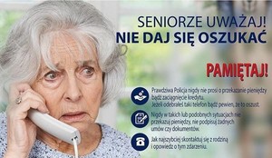 Zdjęcie przedstawia kobietę w podeszłym wieku, która w ręce trzyma słuchawkę od telefonu przyłożoną do ucha. Obok znajdują się napisy Seniorze nie daj się oszukać! Pamiętaj! Prawdziwa Policja nigdy nie prosi o przekazanie pieniędzy bądź zaciągnięcie kredytu. Jeżeli odebrałeś taki telefon, bądź pewien, że to jest oszust.