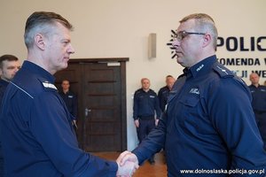 Wyróżnionemu policjantowi gratulacje składa Komendant Wojewódzki Policji we Wrocławiu.