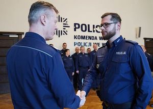 Policjantowi gratulacje poprzez podanie dłoni składa Komendant Wojewódzki Policji we Wrocławiu