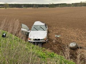 Uszkodzony samochód osobowy biorący udział w zdarzeniu drogowym.