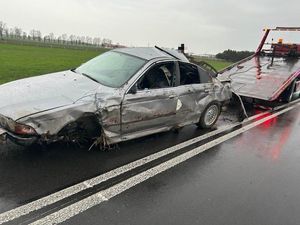 Uszkodzone auto wciągane na lawetę.