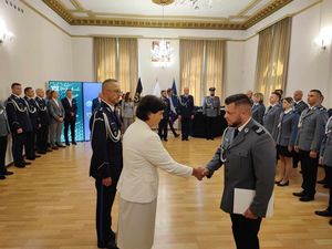 Zastępca Burmistrza Gminy Trzebnica wręcza gratulacje