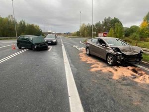 Uszkodzone pojazdy stojące na drodze, które brały udział w zdarzeniu. Pojazdy są uszkodzone.