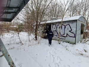 Policjantka idzie sprawdzić miejsce, gdzie mogą przebywać osoby bezdomne.